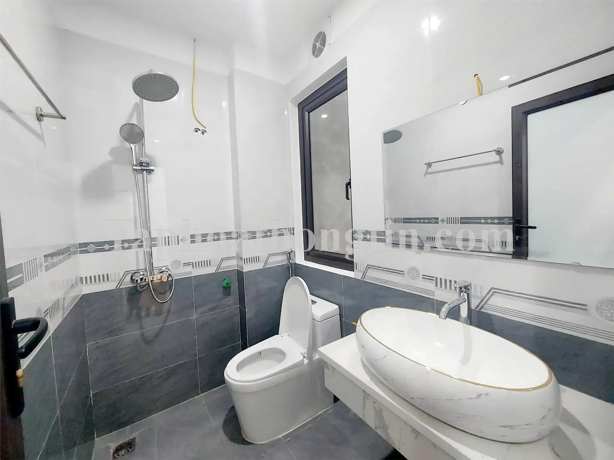 Siêu phẩm nhà 5 tầng – thang máy, ô tô 10m, VIEW đẹp 3 mặt thoáng – mỹ đình. 🏡 Diện tích: 57m², xây mới hoàn toàn, thiết kế 5 tầng hiện đại. 💥 Công năng tối ưu: 7 phòng ngủ khép kín, mỗi tầng 2 phòng và 1 sân phơi rộng. 🚗 Vị trí đắc địa: Cách ô tô 10m, ngay trung tâm quận Nam Từ Liêm. Gần phố Lê Đức Thọ, Dương Khuê, Nguyên Hoàng và các tiện ích lớn như chung cư Sun Square, Bệnh viện Dulax, ĐH Thương mại, bến xe Mỹ Đình. ✨ Tiện nghi vượt trội: Nội thất nhập khẩu, thiết kế mở với 3 mặt thoáng, hai mặt ngõ lớn, view toàn cảnh khu đô thị Mỹ Đình. 📜 Pháp lý: Sổ đỏ nở hậu, sẵn sàng giao dịch ngay. Liên hệ ngay với Mr. Quynh để xem nhà thực tế và sở hữu không gian sống đẳng cấp, tiện nghi trong tầm tay! Chính chủ gửi bán Siêu phẩm nhà 5 tầng – thang máy, ô tô 10m, VIEW đẹp 3 mặt thoáng – mỹ đình.